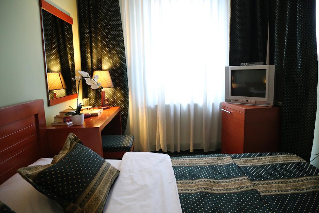 Hotel Apollonia Pristina Zimmer foto