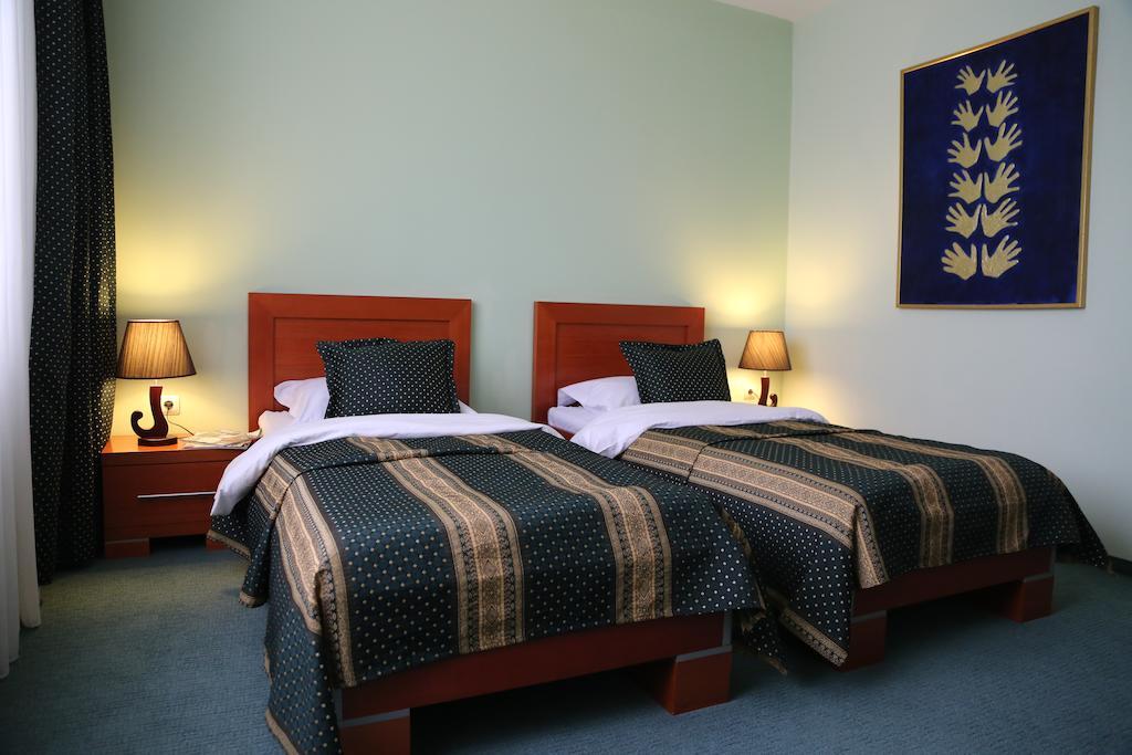 Hotel Apollonia Pristina Zimmer foto